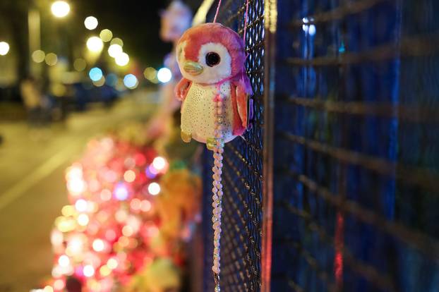Građani ispred Klaićeve bolnice u Zagrebu ostavljaju plišane igračke i pale svijeće za preminulu djevojčicu