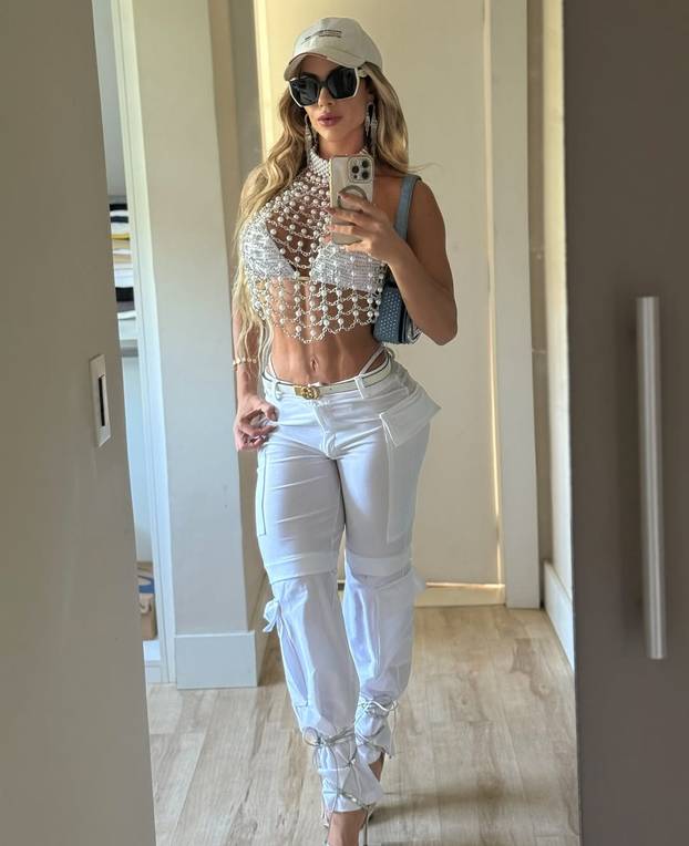 FOTO U školi sambe njezina je stražnjica drugima odvlačila  pažnju: 100 posto je prirodna!