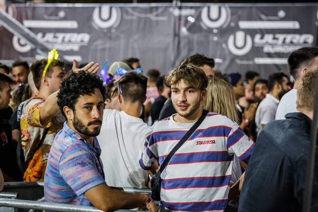Partijaneri nestrpljivo čekaju na ulaz završnog dana Ultra Europe Festivala