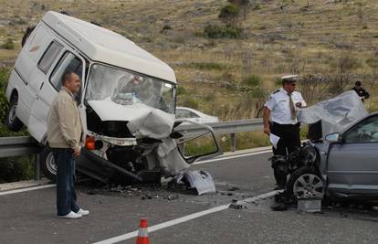 Audijem prešla u suprotni smjer i zabila se u kombi