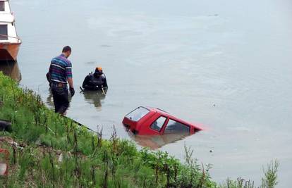 Na nasipu otpustio kočnicu i auto mu završio u Savi