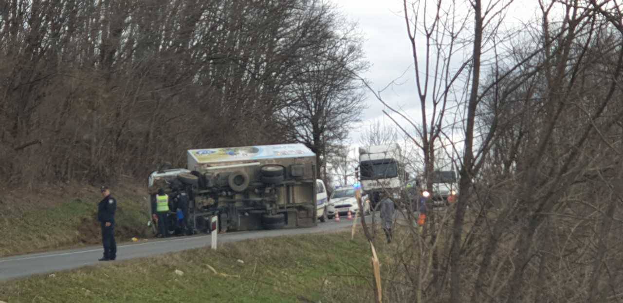 Opasna brzina: Prevrnuo se kamion, nitko nije ozlijeđen