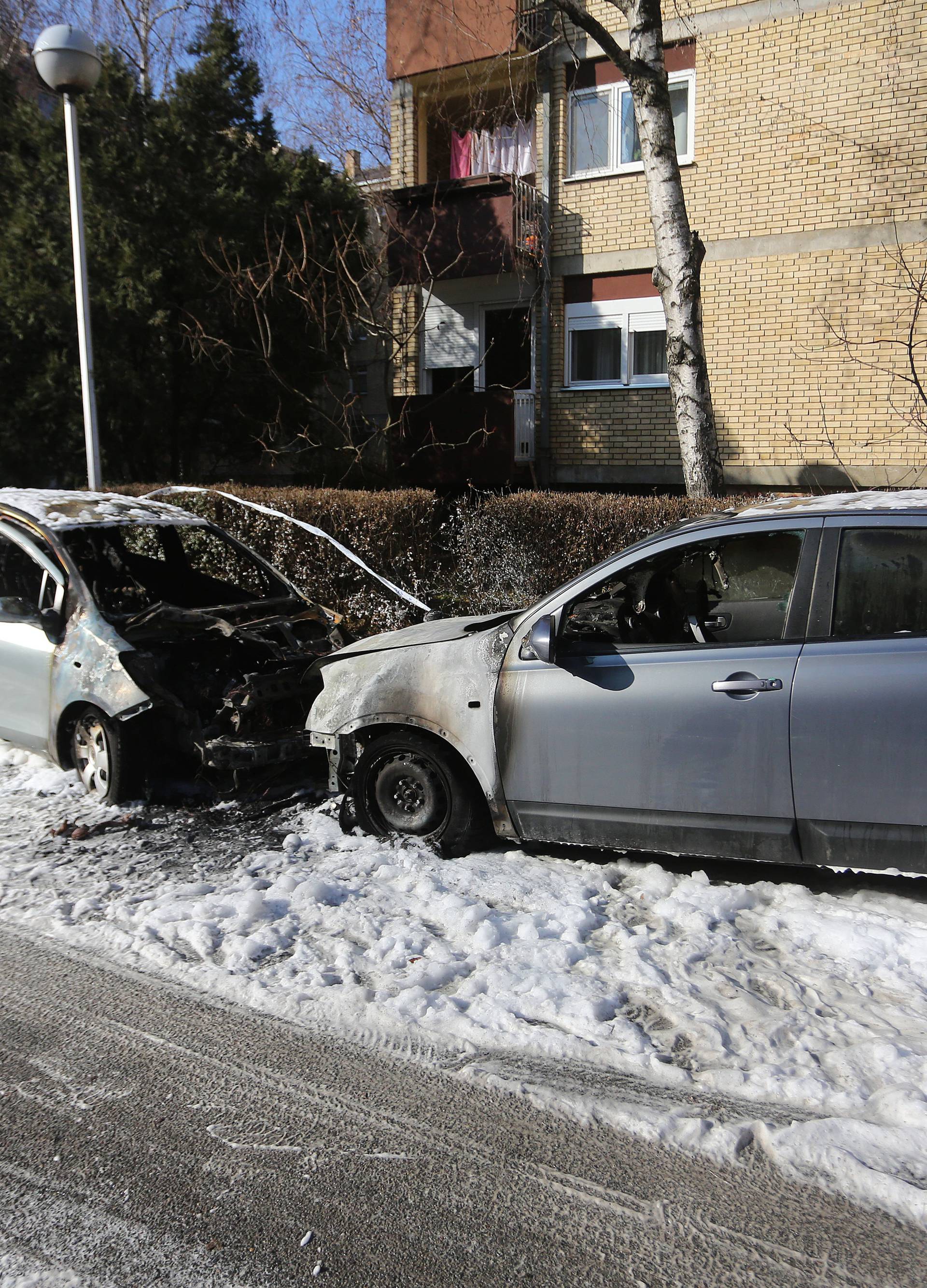 Utvrđuje se uzrok: U Osijeku noćas izgorjela dva automobila