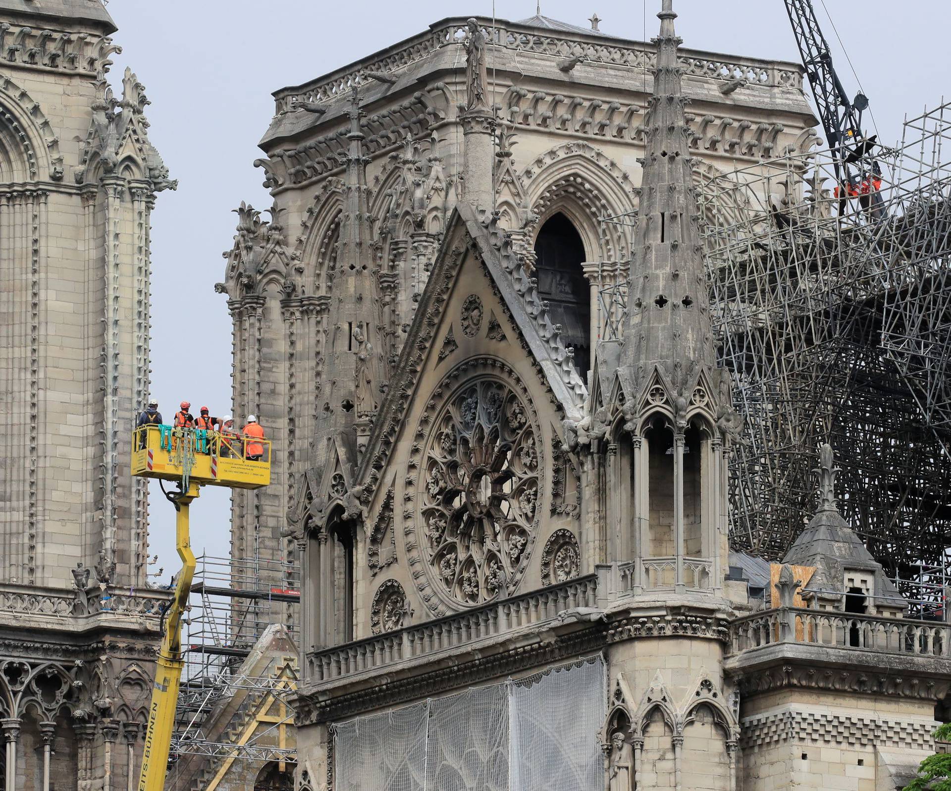 Sad Notre Dameu prijeti kiša: Postavljaju improvizirani krov