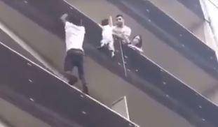 Riskirao život i popeo se na 4. kat da spasi dijete s balkona