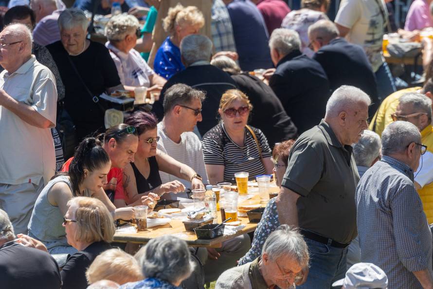 Osijek. Podjela graha na lijevoj obali Drave na Praznik rada