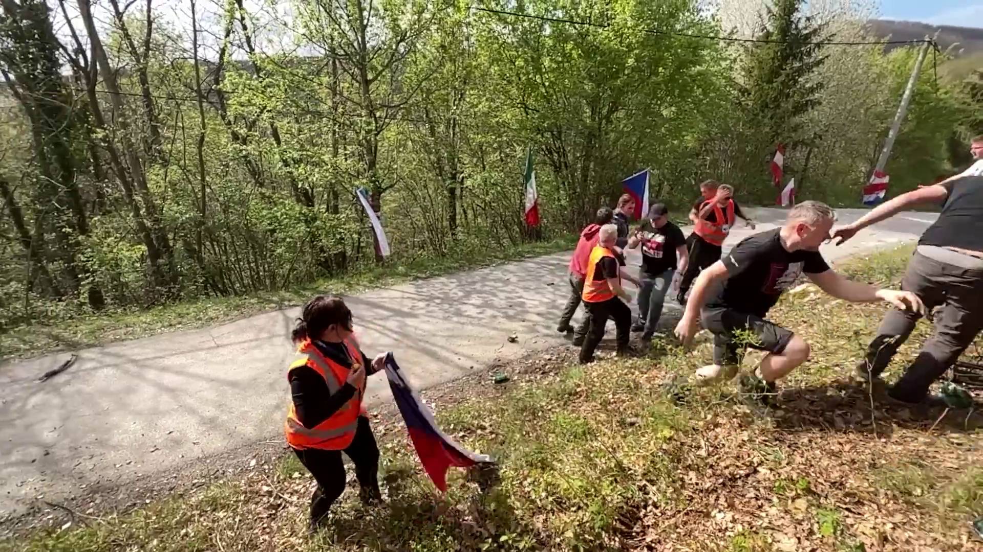 ŠOKANTAN VIDEO Navijači se tuku na stazi relija u Hrvatskoj! U zadnji tren izbjegli tragediju