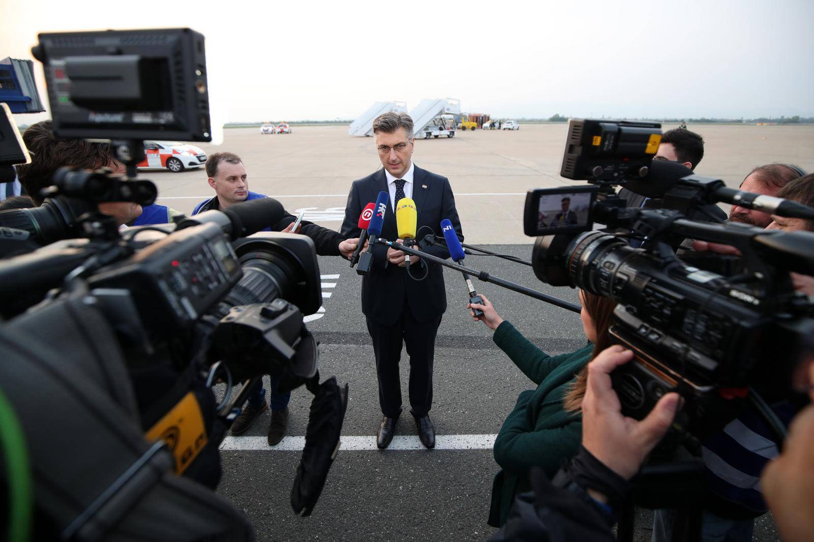 Plenković na dar dobio loptu, a on poklonio bicikl Mate Rimca