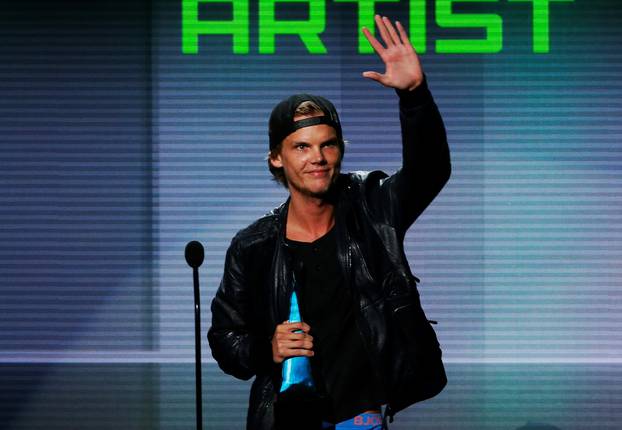 FILE FOTO: Avicii prima nagradu za omiljenog izvođača elektronske plesne muzike na 41. dodjeli American Music Awards u Los Angelesu