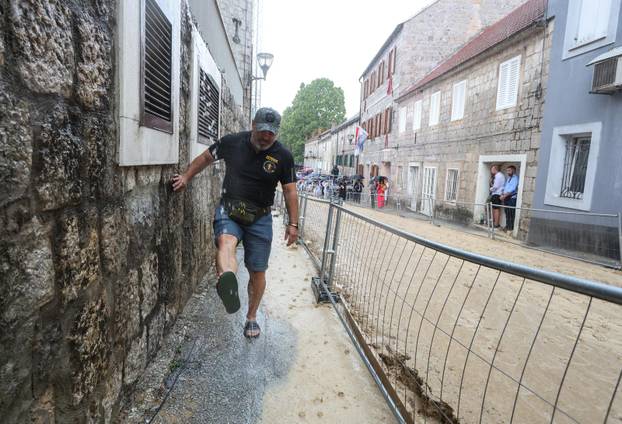Sinj: Zbog jakog pljuska odgođena 310. Sinjska alka