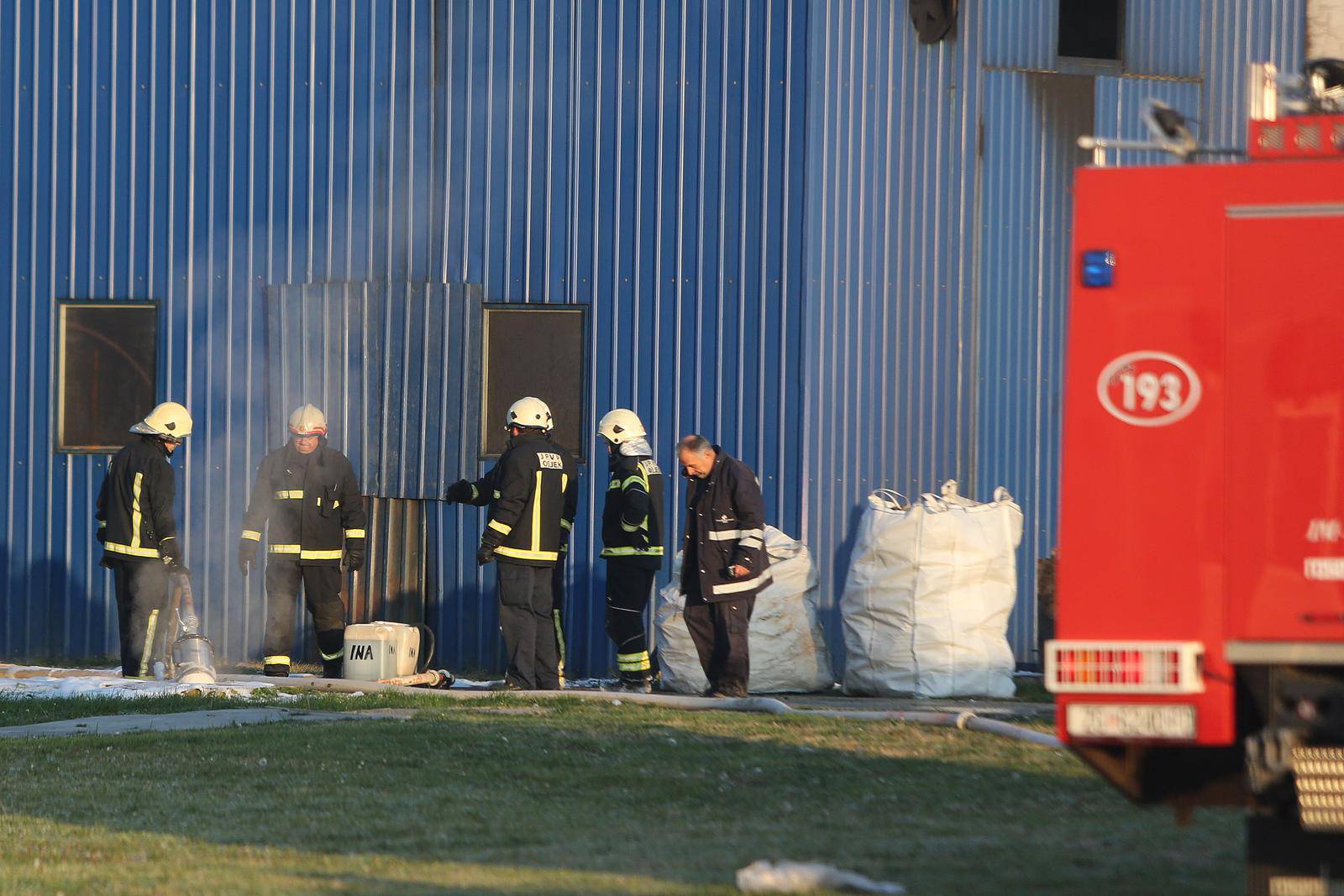 Osijek: Vatrogasci uspješno ugasili požar u tvornici plastike Drava International
