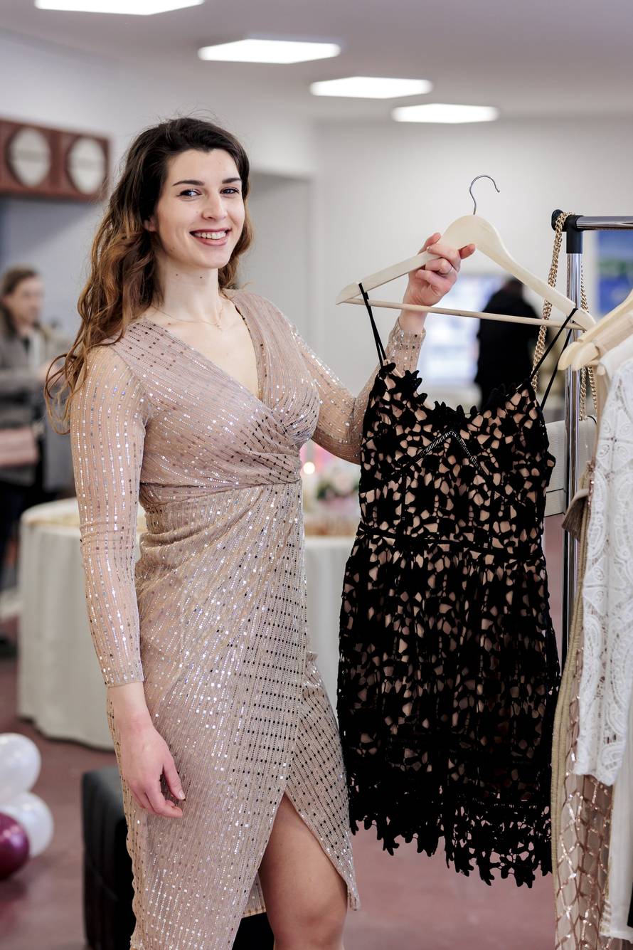 Inicijativa Dodir dobrote koja prikuplja svečanu odjeću i donira je najpotrebitijima stigla je u Ploče