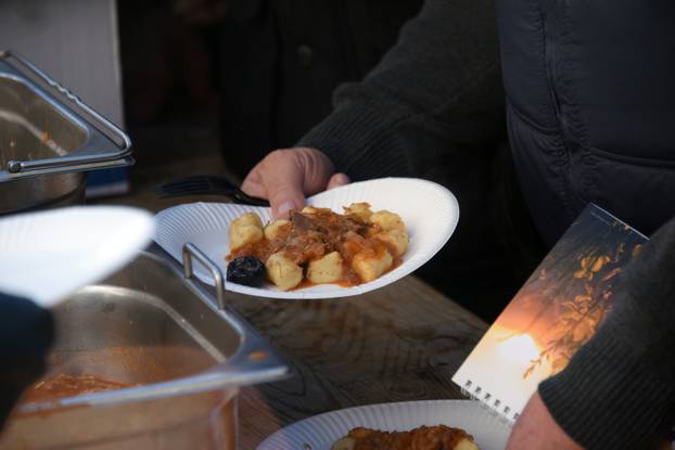 Pula: Građanima podijeljeno 350 porcija njoka s divljači 