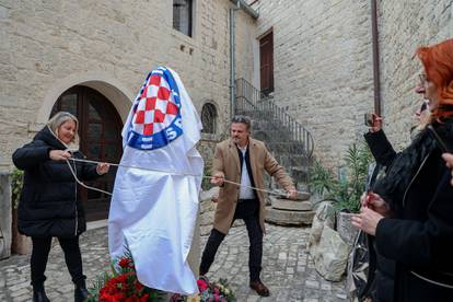 FOTO Otkriven spomenik Vinku Coci u njegovom rodnom Trogiru