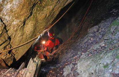 Slovenija: U tijeku velika akcija spašavanja speleologinje kojoj je kamen pao na glavu u špilji