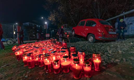 Građani položili svijeće pokraj crvenog fiće u Osijeku: 'Mlade treba podsjećati na herojstvo'