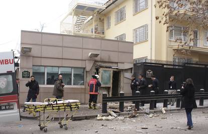 Napad na američku ambasadu, poginuo bombaš i jedna osoba