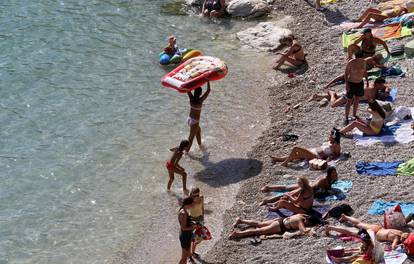 Rijeka: Gradske plaže na Pećinama pune su kupača