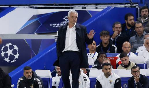 VIDEO Navijači gađali bivšeg igrača upaljačima, Mourinho stao u obranu i dobio ovacije