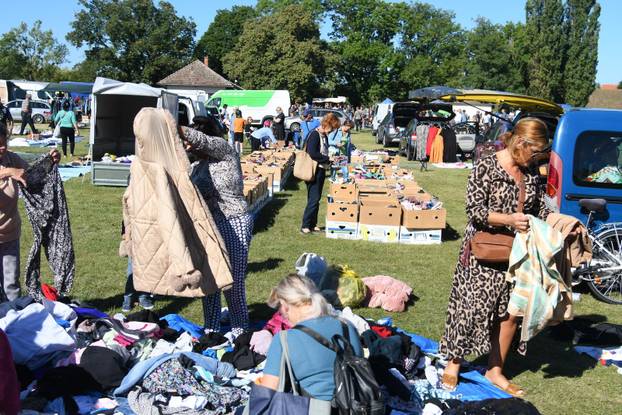 Koprivnica: Velika gužva na buvljaku koji je privukao pažnji brojnih prodavača i još više kupaca