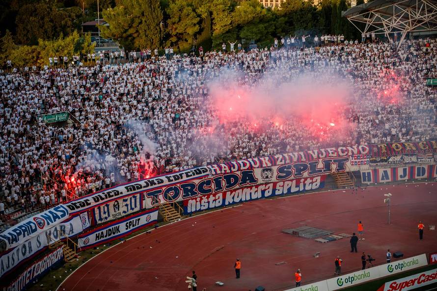 Split: Koreografija na stadionu Poljud prije početka utakmice Hajduk - Dinamo