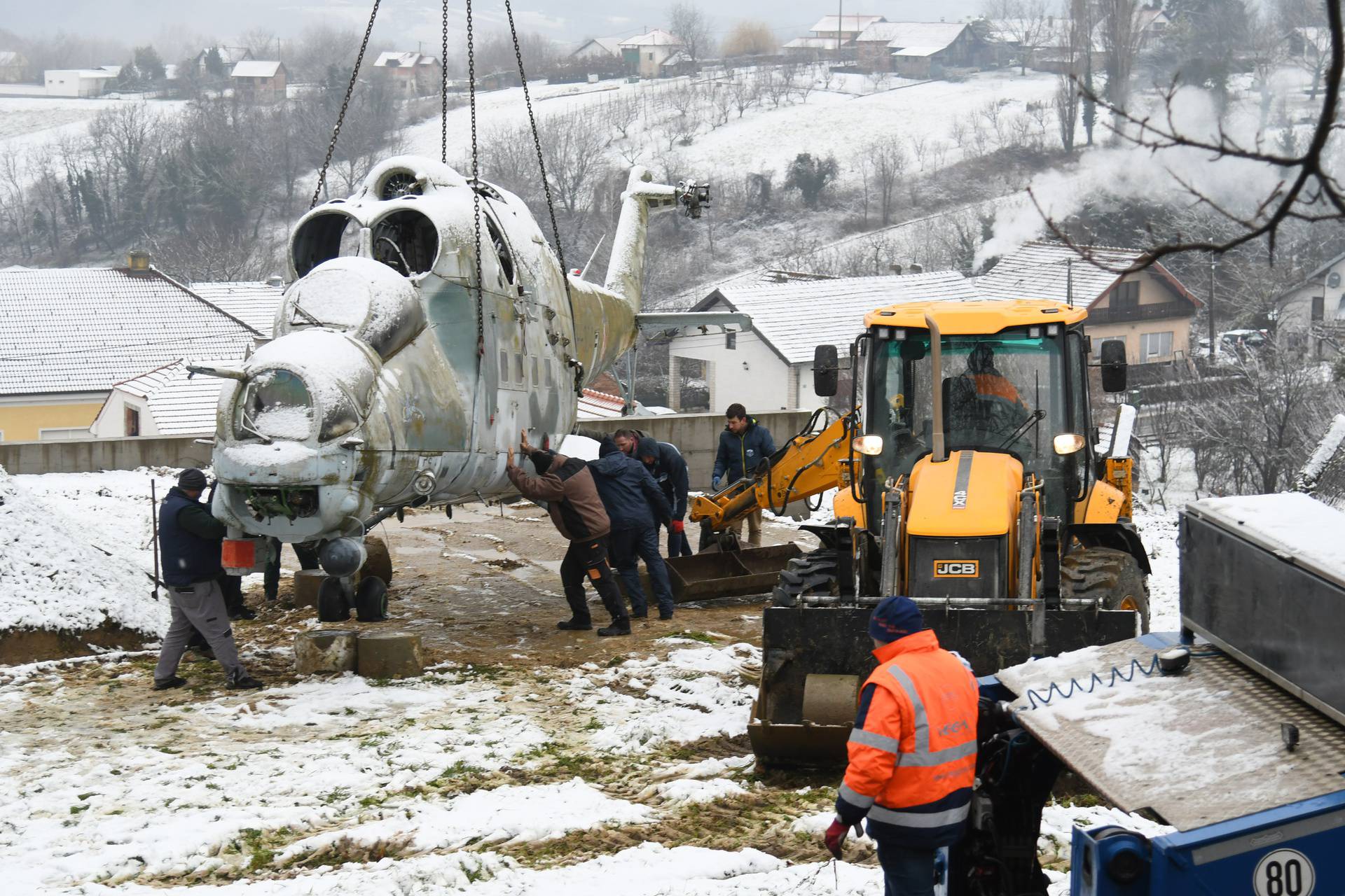 Bjelovar: Zrakoplov MiG 21 BIS i helikopter Mil Mi-24 dopremljeni u Kapelu gdje će biti turistička atrakcija