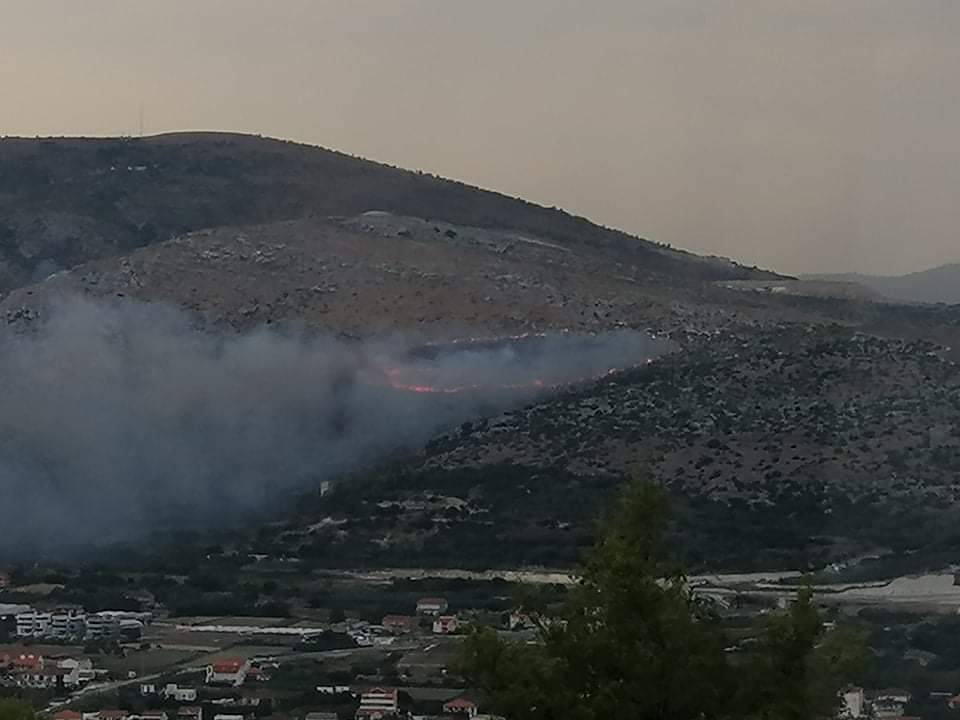 Sirene za uzbunu kod Trogira, kanaderi ugasili veliki požar