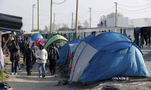 Migranti su bacali kamanje na policiju, oni uzvratili suzavcem