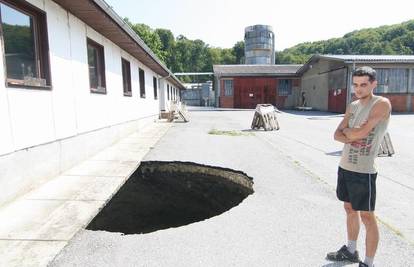 Otvorila im se rupa dužine 5 m na parkingu tvornice