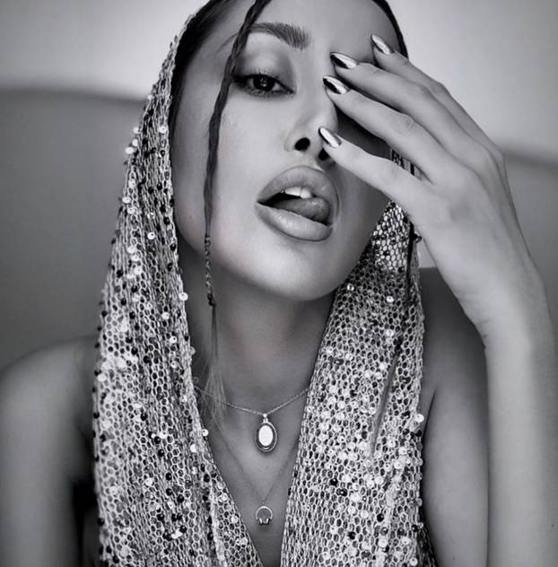 FOTO Prelijepa DJ-ica koja tvrdi da je bila liječnica obožava pokazivati tijelo u badiću