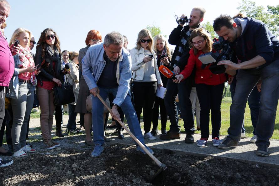 Vatrogasac i vrtlar: Sam uzeo šmrk i vješto barata motikom