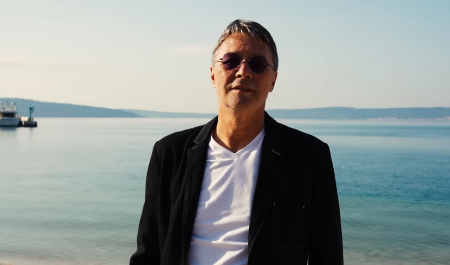 Hari Rončević u spotu pokazao suprugu s kojom je 47 godina, ali i robota iz budućnosti