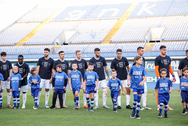 Igrači Dinama i Rijeke s djecom na terenu u sklopu humanitarne akcije "Daruj otkucaj života"