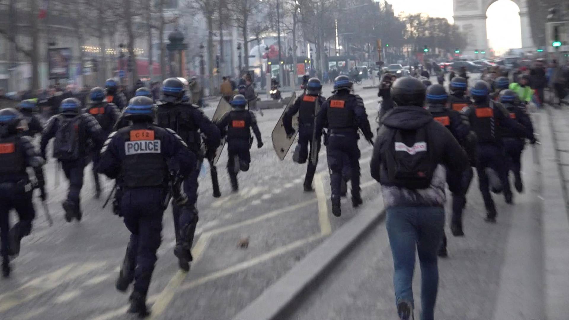 Police disperse COVID protesters in Paris