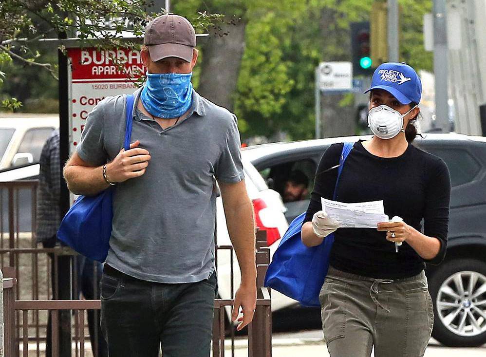 *PREMIUM EXCLUSIVE STRICTLY NO WEB UNTIL 1300 EDT 19TH APR* Prince Harry and Meghan Markle are seen in LA wearing masks as they deliver meals to residents in need during the COVID-19 pandemic.