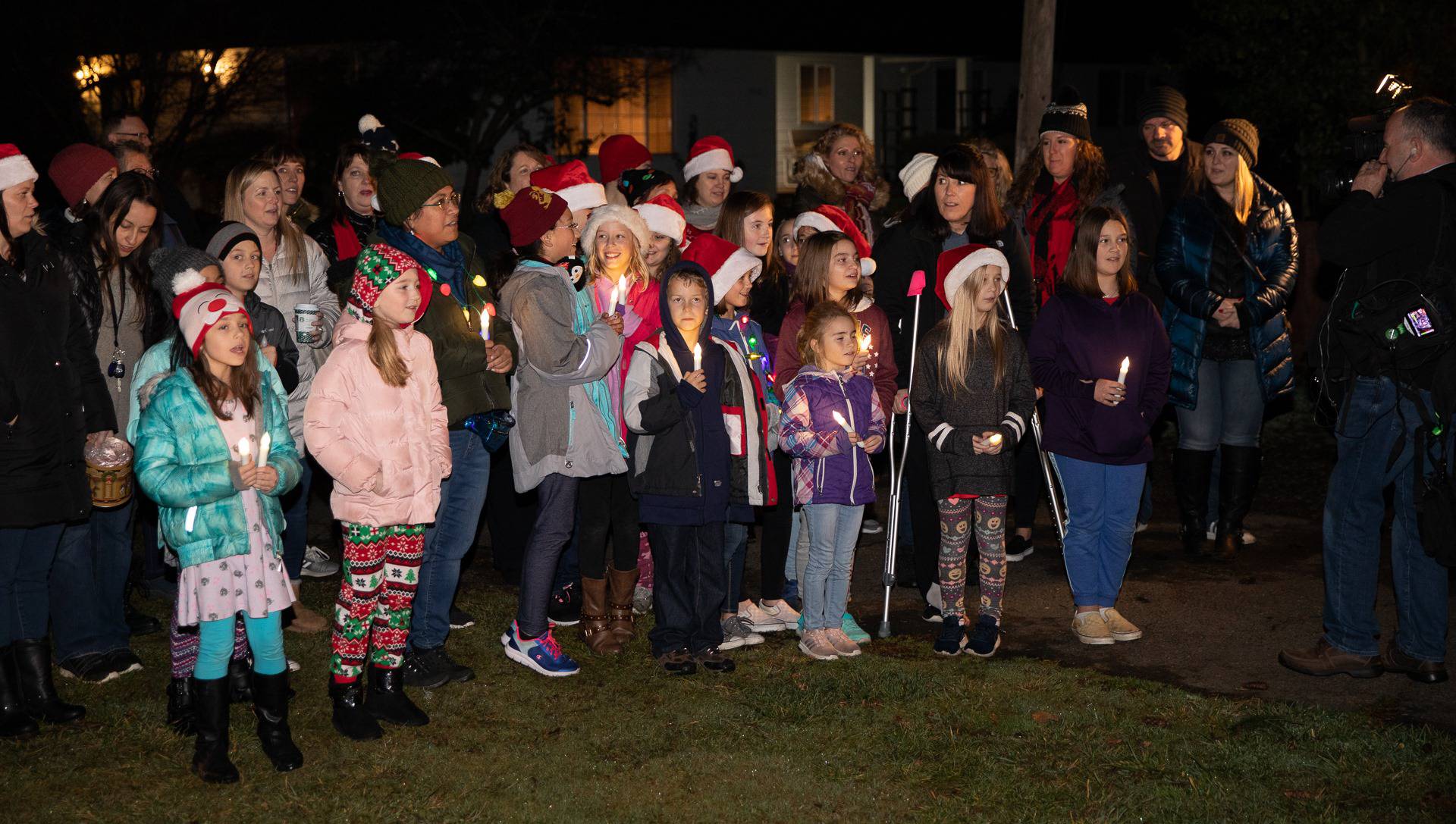 Najljepši dar: Učenici bolesnoj učiteljici pjevali božićne pjesme
