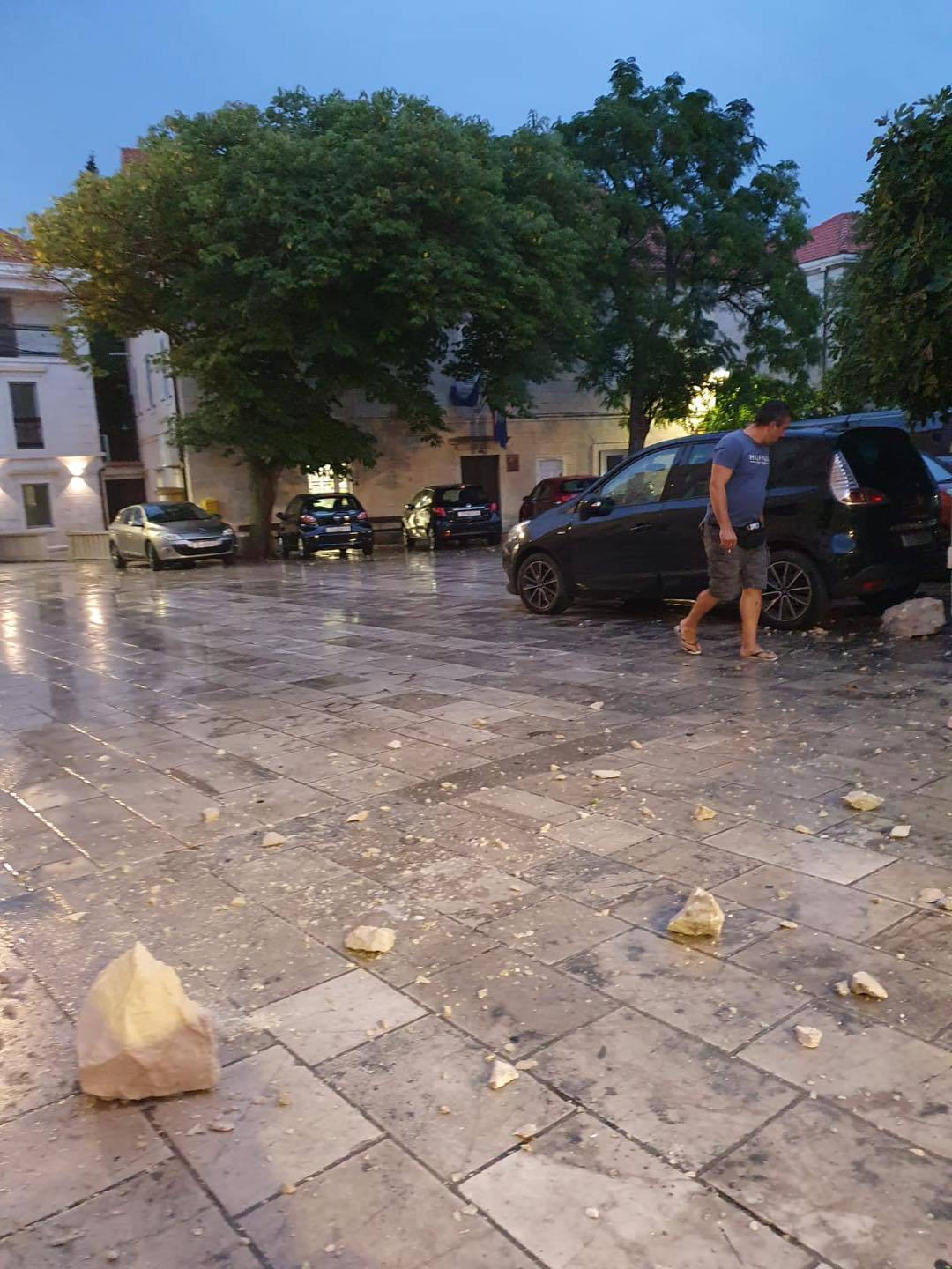 Nevrijeme pogodilo Brač, udar groma oštetio toranj crkve u Selcima. Župnik: Bilo je strašno