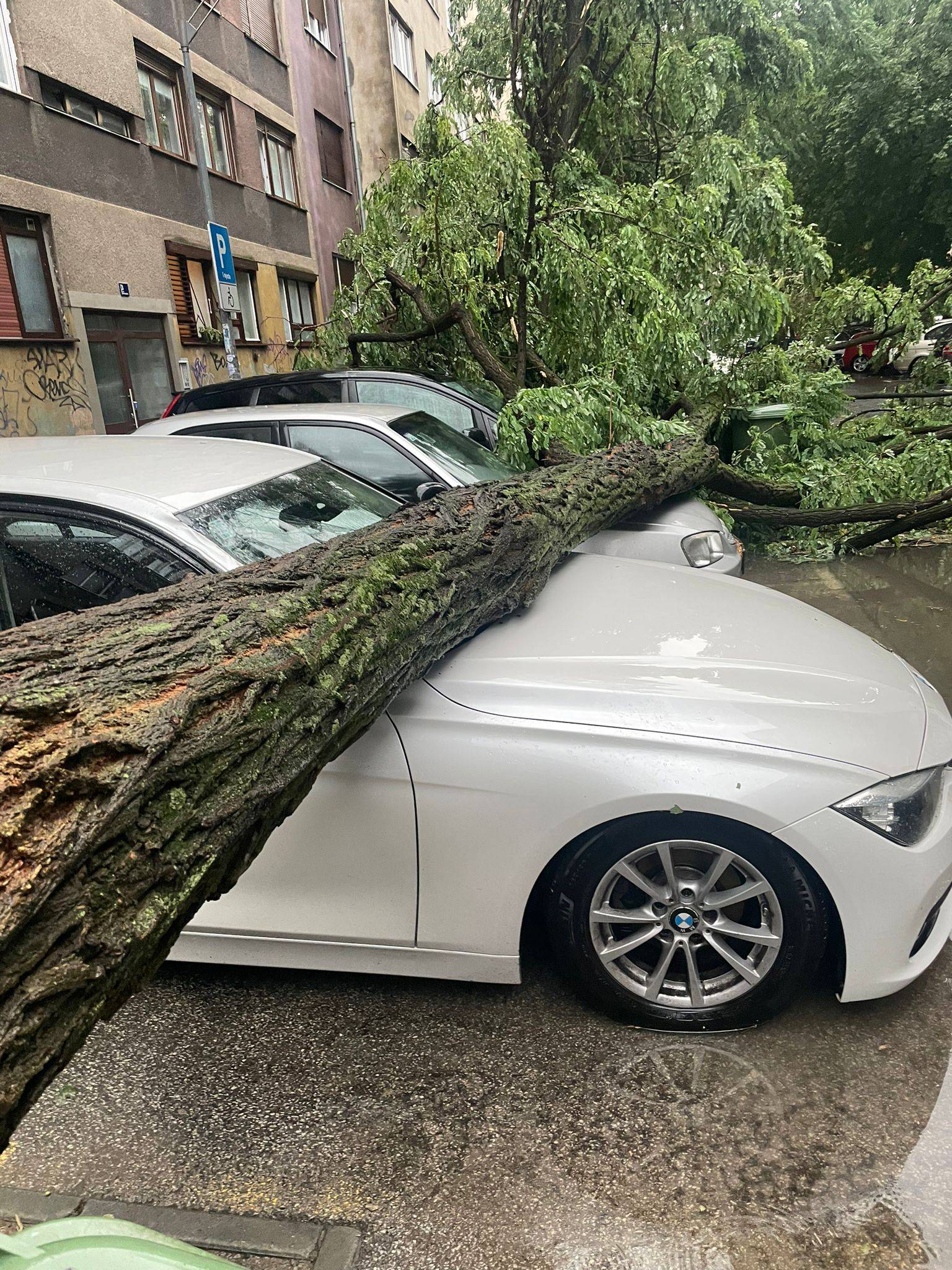 POGLEDAJTE SNIMKU: Vjetar u Zagrebu srušio mega dizalicu!
