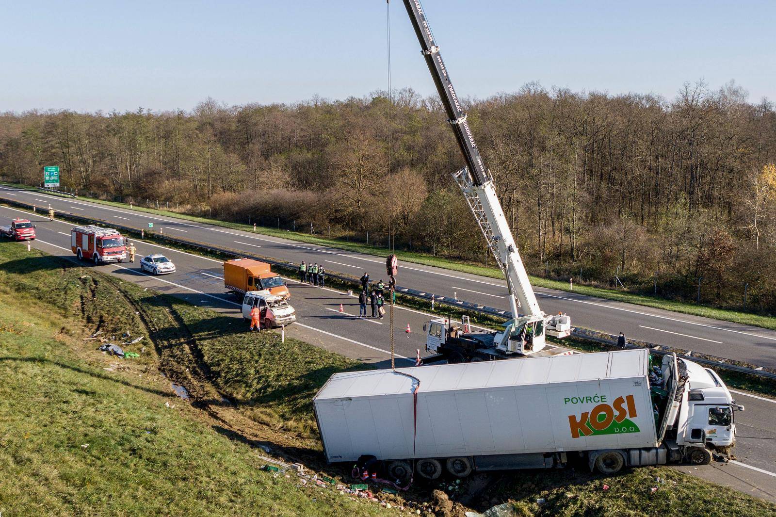 Izvlačenje vozila koja su sudjelovala u prometnoj nesreći na autocesti A1