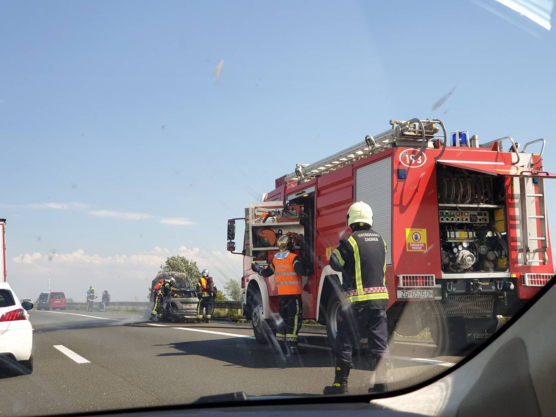 Auto se zapalio u vožnji, vozač  u šoku: 'Vatra je bila ogromna'