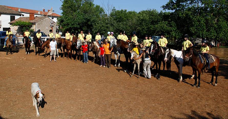 Istra: Djeca uživaju u prirodi i jahanju nakon karantene i potresa i ne žele se vratiti kući