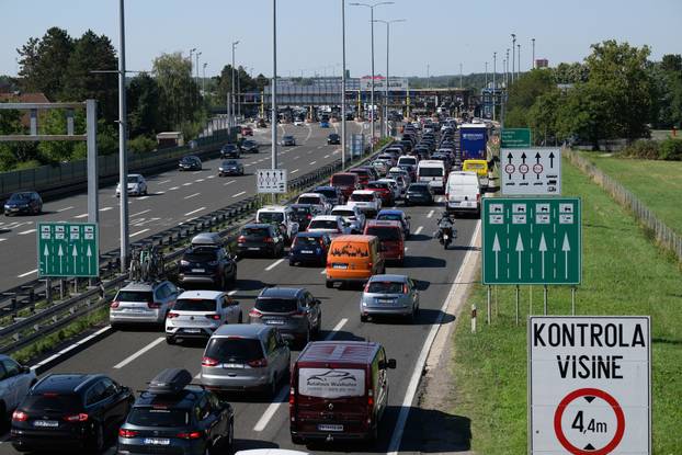 Zagreb: Pojačan promet u smjeru prema moru ispred NP Lučko