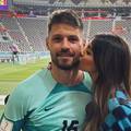 Iva Šarić poljubila Petkovića za sreću, pratitelji oduševljeni: 'O kakav par! Predivni ste oboje'
