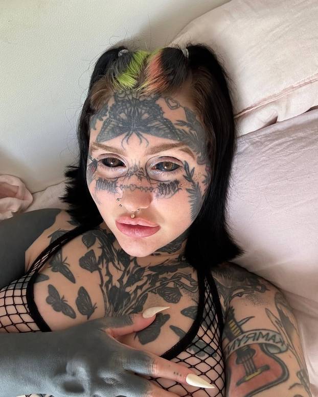 FOTO Tetovirala očne jabučice i razdvojila jezik. Obožava svoj izgled: 'Viču mi da sam demon!'