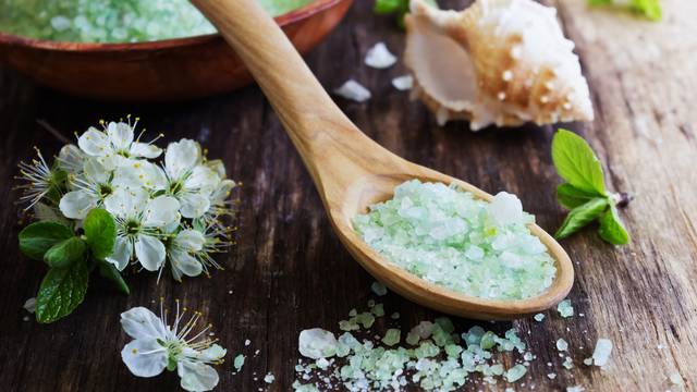 Naučite kako kod kuće napraviti aromatičnu sol - jednostavno je!