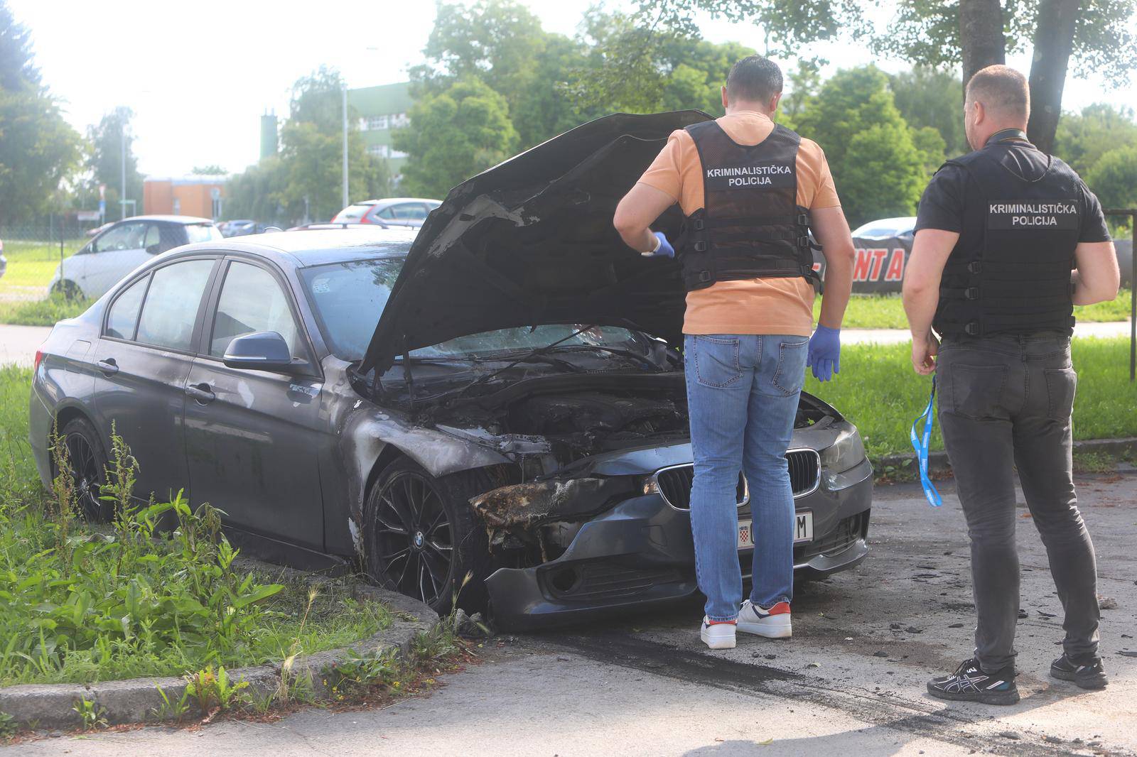 Karlovac: Ispred stambene zgrade izgorio BMW