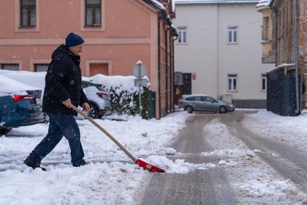 U Gospiću je izmjereno 16 cm snijega