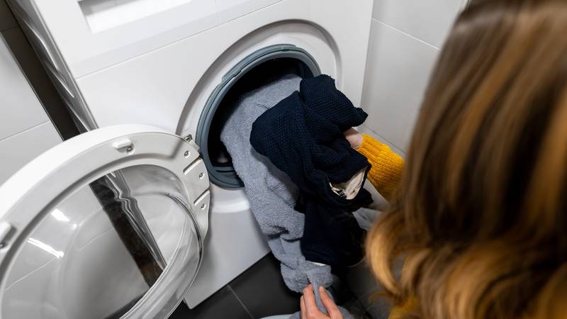 Zašto ne biste trebali sušiti ovu odjeću u sušilici: Greška koja košta, a niste ni svjesni