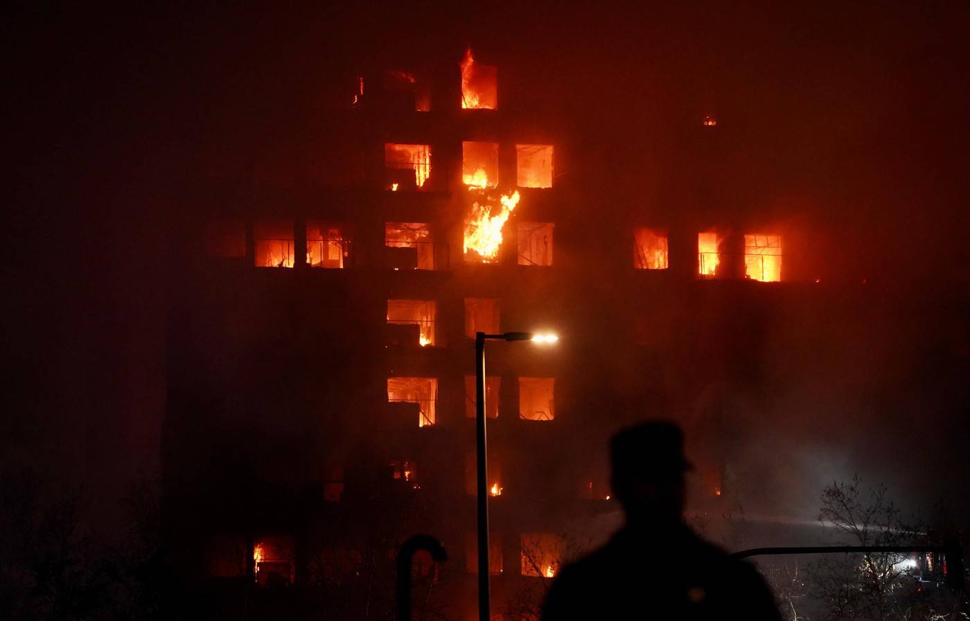 A large fire burns a 14-story building in the neighborhood of Campanar (Valencia).