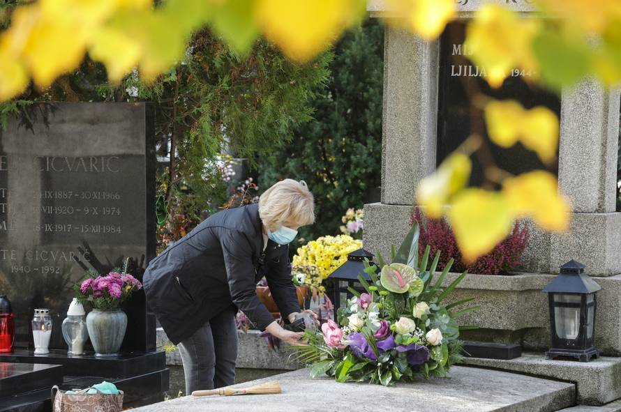 Zagreb: Građani uređuju grobove najmilijih uoči blagdana Svih svetih